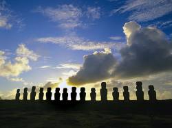 MM520986 Chl Chile , Easter Island ( Rapa Nui ) ; Moai Along The Bay 02 . 02 . 1996