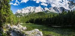 Lake Frillensee Near Mt . Zugspitze During Evening With The Wetterstein Mountain Range Close Toi Garmisch Partenkirchen In County Werdenfelser Land . Lake Frillensee Is Right At The Foot Of Mt . Zugspitze , The Highest Mountain In Germany At About 1000m Above Sea Level . Mt . Zugspitze Is The Peak On The Right . Europe , Central Europe , Germany , Bavaria , August