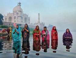 Chat Festval On The Yamuna River Behind Taj Mahal In India .