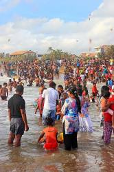 SRI LANKA , Negombo , Negombo Beach Park , Sunday Evening Crowds Enjoying The Sea