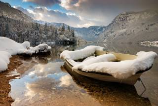  Lake Bohinj in Winter , Slovenia 